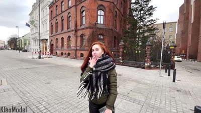 公共场合接客:美女为iPhone被操,阴部被射精。CleoModel